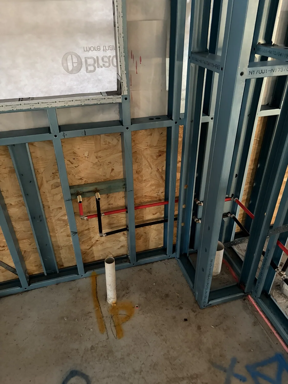 Hot and cold water supply set-out in steel-framed construction
